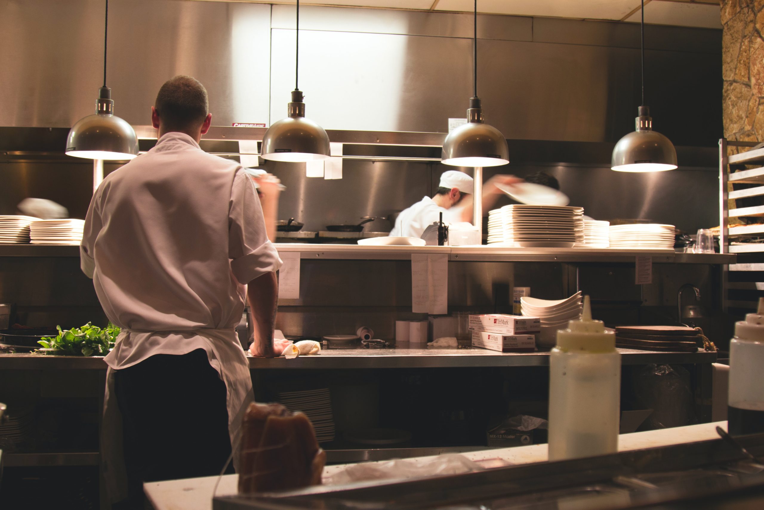 料理人を目指すあなたが知るべき最初の職場を選ぶ方法【ホテルor飲食店】